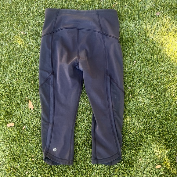 Lululemon Crop Black leggings logo on leg - Picture 1 of 6